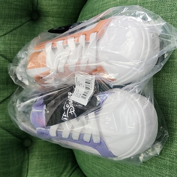 Disney Winnie the Pooh and Eeyore Women's Mismatched Unisex Shoes - Picture 10 of 10